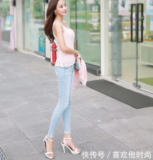 美女肤白貌美身穿性感的连衣包臀裙,优雅迷人的魅力让人着迷!