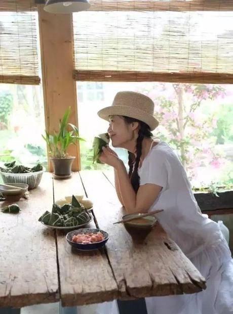 『小院』20多岁的年龄差距,却把一个破烂的农家小院变成了“桃花源”