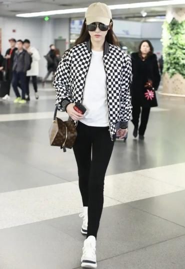 「 粉色」穿粉色抹胸连衣裙配长卷发，美到骨子里，唐嫣真是“人间水蜜桃”