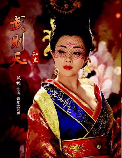 38岁殷桃低胸性感亮相活动，妆容却油腻似大妈，年纪越大越敢穿