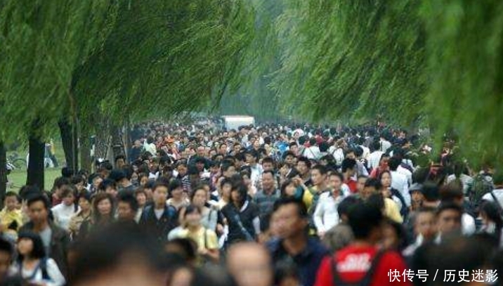 西湖人数突破60万，假日出游成灾难？网友：把路给我，我要回家！