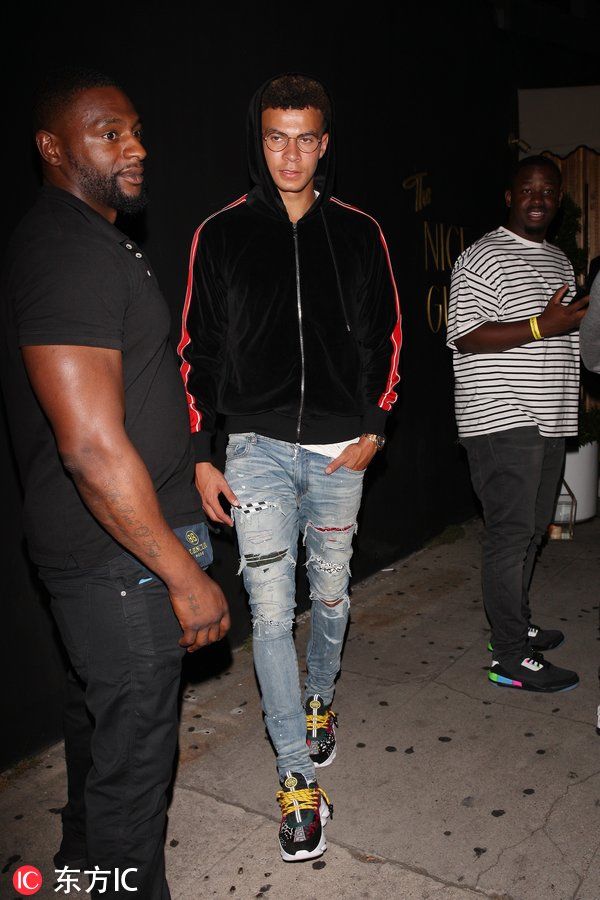 阿里现身西好莱坞夜店 破洞牛仔裤腿细如竹竿