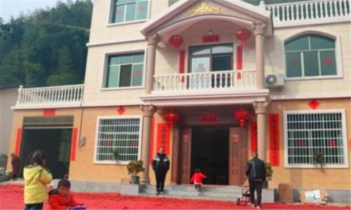  [农村]现在有些人在城里买了房，为何却又跑回农村去建房子？