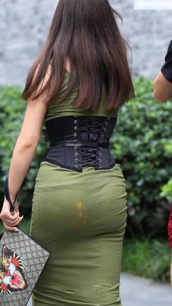 性感街拍丨小姐姐裙子绷得太紧,都透出了里面的黄色!