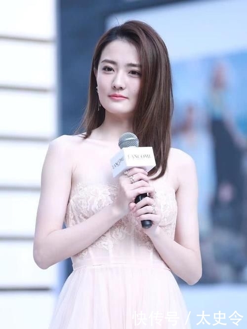 「身穿」徐璐超有气质女神范,不整容就是美,身穿抹胸连衣裙优雅大气