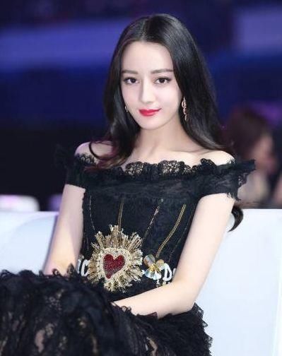 李沁，娜扎，赵丽颖，热巴穿一字肩长裙，这差距真的有点大!