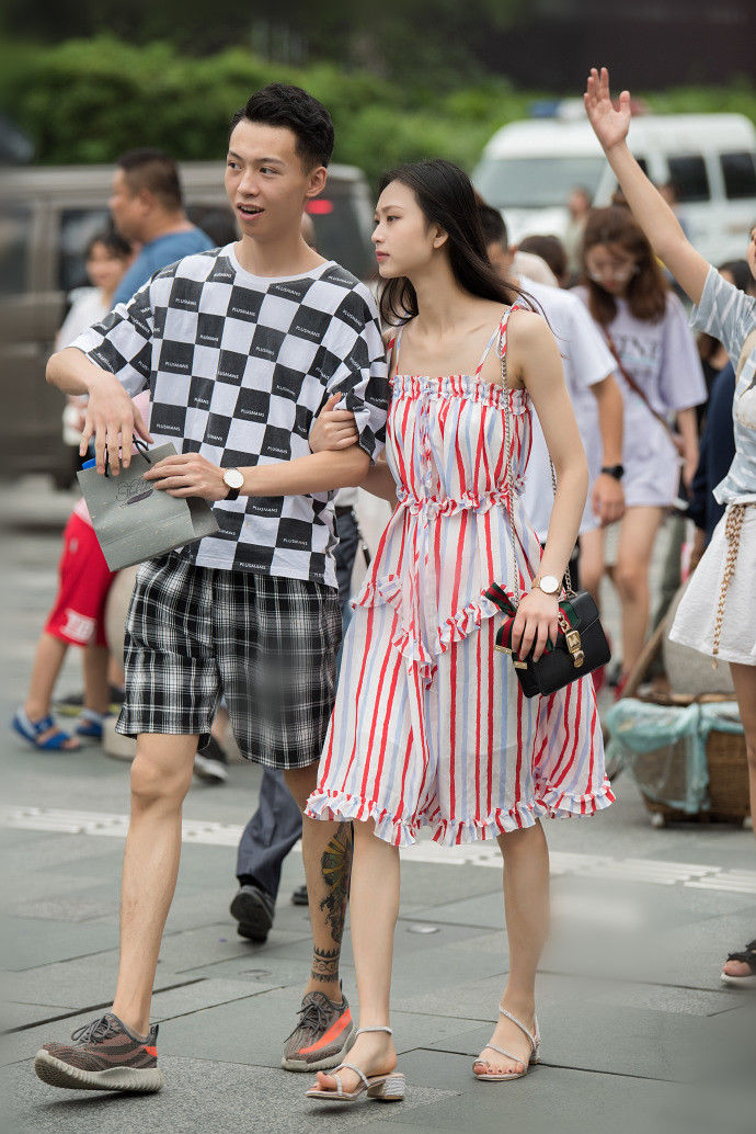 成都街拍:清新自然的搭配让魅力值直线上升，发现不一样的美!