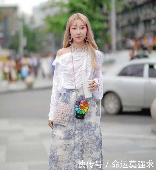 风采|街拍:瑰姿艳逸的美女,身穿白色上衣配雪纺裙子,魅力风采无限美