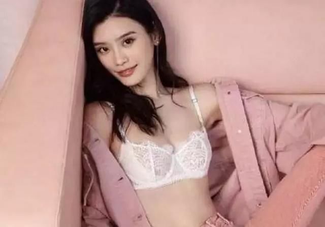 奚梦瑶何穗为“维密”拍目录，网友：只看身材就知道谁赢了