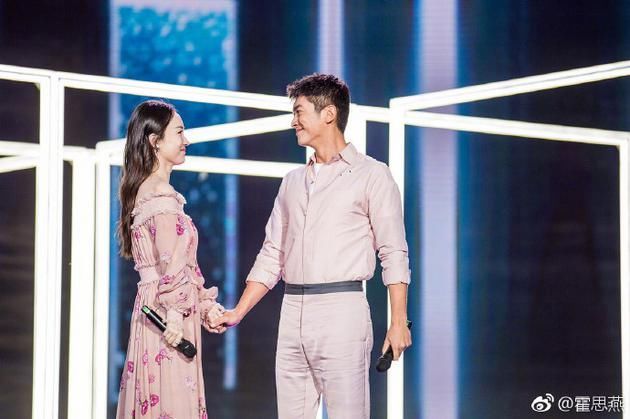 杜江承认唱歌僵硬 霍思燕调侃喜得智能机器人老公
