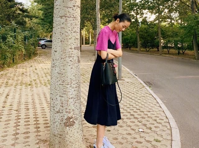  『女人』真正会穿的女人，穿裙子很少配高跟鞋，看刘雯的穿搭就知道了！