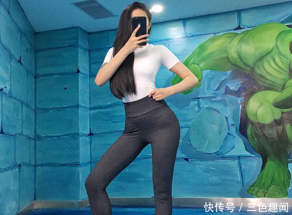 街拍：大气有魅力的紧身打底裤美女，凹凸曲线给人耳目一新的感觉