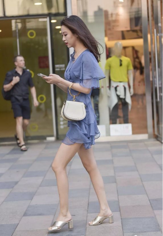 街拍:知性姐姐真优雅，这大长腿真是无敌了