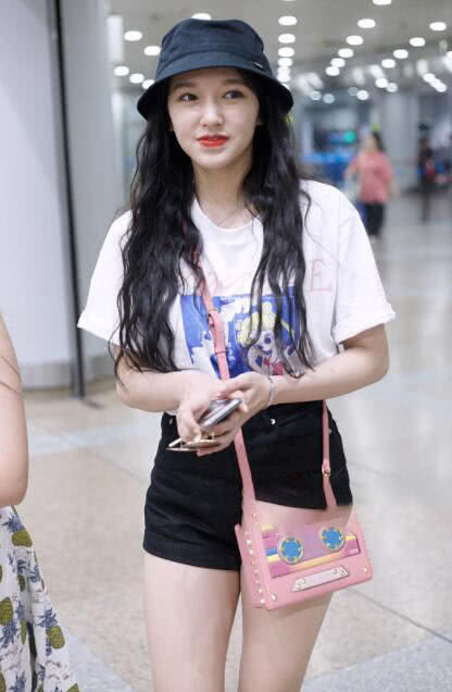 20岁程潇T恤搭短裤！甜美少女气裤子紧得显粗腿，网友：真敢穿