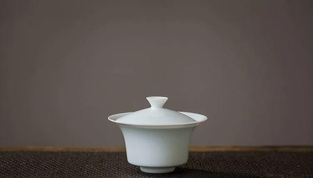  淡白■淡白盖碗 | 这款盖碗不烫手，轻盈易持握，且清丽端庄有颜值