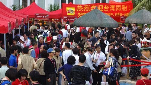 台湾人到成都旅游，看见成都现状很纳闷，直言：好像比台湾还悠闲