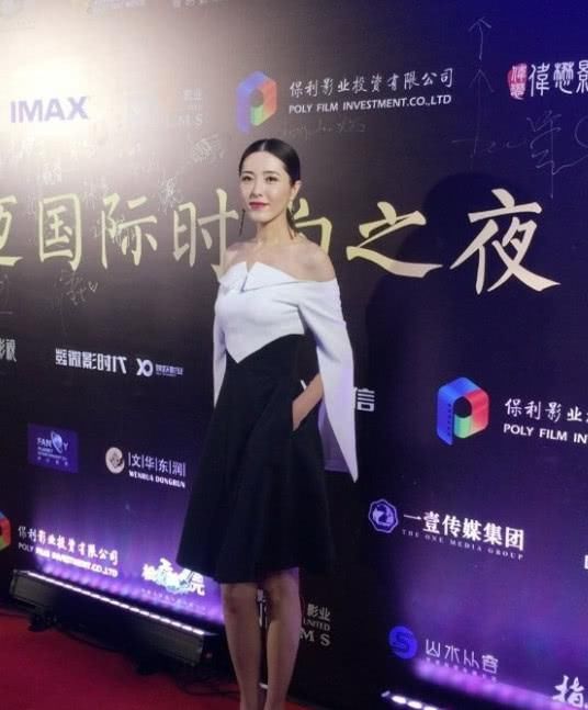 曾黎一改女神的形象放飞自我，脚下有亮点!这鞋子只有你敢穿了!