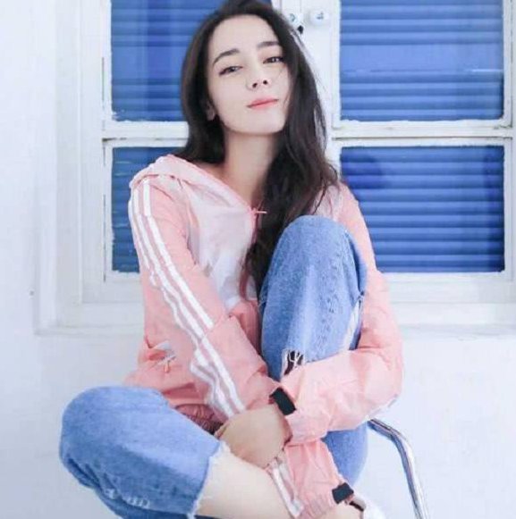 迪丽热巴也太会穿了吧，领子低成这样了，网友:再走两步就掉了