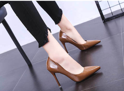 细微纹亮皮与酒杯跟结合的高跟鞋，性感又成熟
