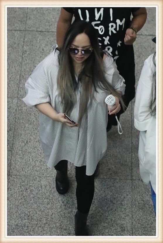 46岁张惠妹现身机场，穿宽松衬衫丝毫不显腰身，可小腿是真的细！