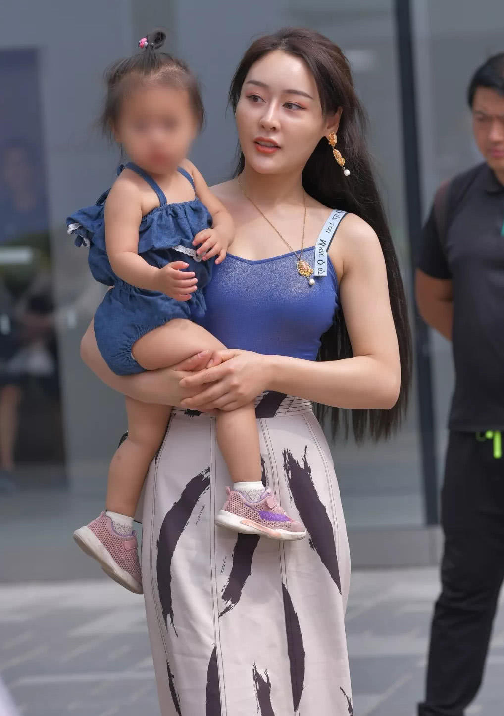 成熟辣妈吊带装美的像一幅画，丰满圆润的身材，美的像一幅油画