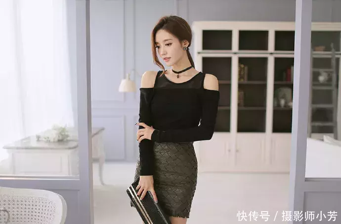 室内美女写真集：紧身上衣搭配短裙，展示傲人身材，时尚潮流性感