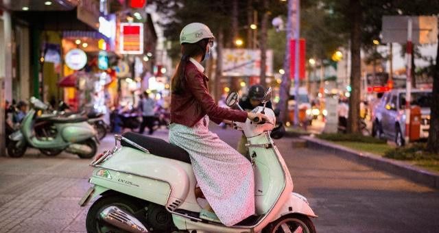 越南导游喜欢侧身坐摩托车，为啥不正着坐？游客：看出经验足不足