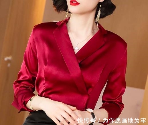 红红火火@有一种高贵叫:“中国红”衬衫配小黑裙,红红火火,美的与众不同