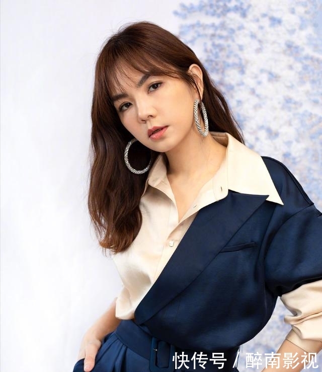 女人味:Ella根本看不出快40,女人味越来越足,穿西服当导师气质太完美