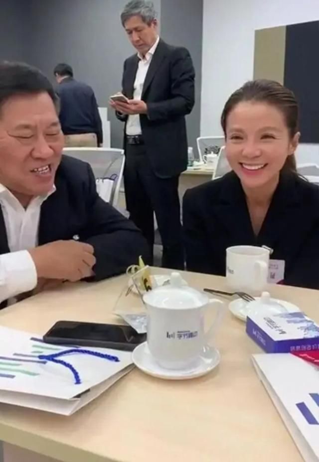 鱼尾纹|46岁朱迅真老了,穿黑西装配素颜显成熟,笑容真实但却难掩鱼尾纹