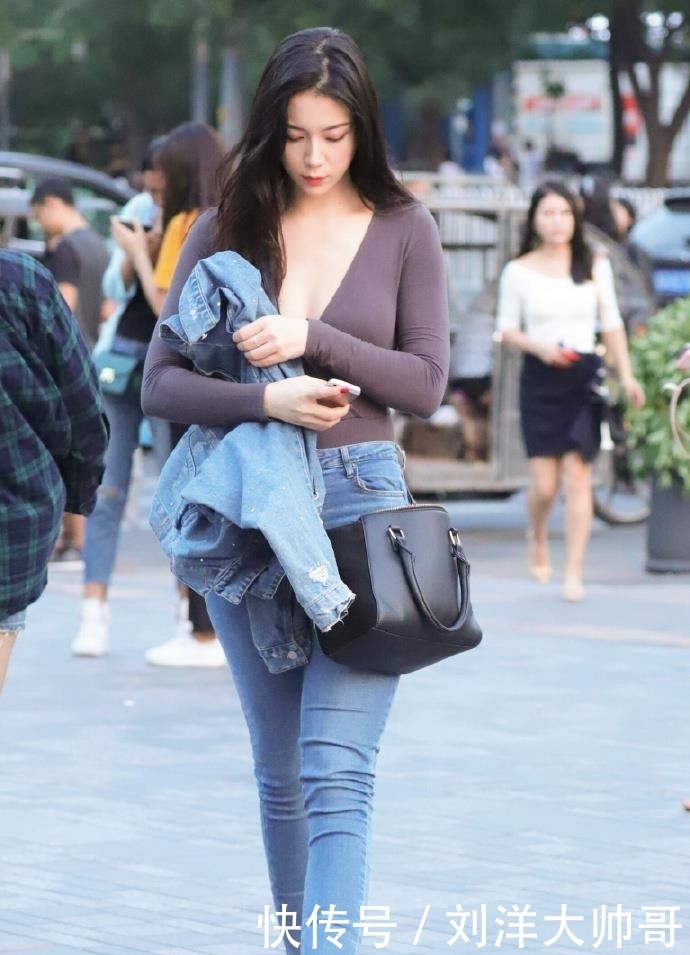  「姐姐」美女街拍：身材丰腴的大姐姐，吊带裙的穿搭，潮流范十足！