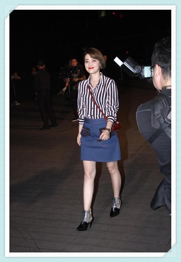 梅婷胆好大！直接把大T恤当裙子穿，网友：瘦下来的女人真自信！