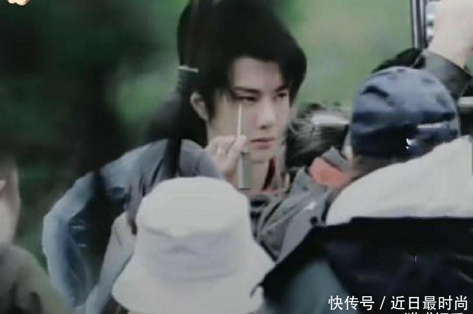 补妆:王一博《有翡》补妆间隙,发现被偷拍,立马生气走掉?