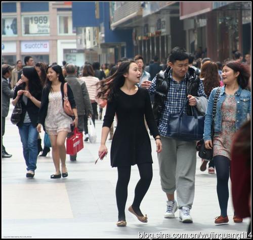 街拍:早春成都春熙路的时尚男女(图)