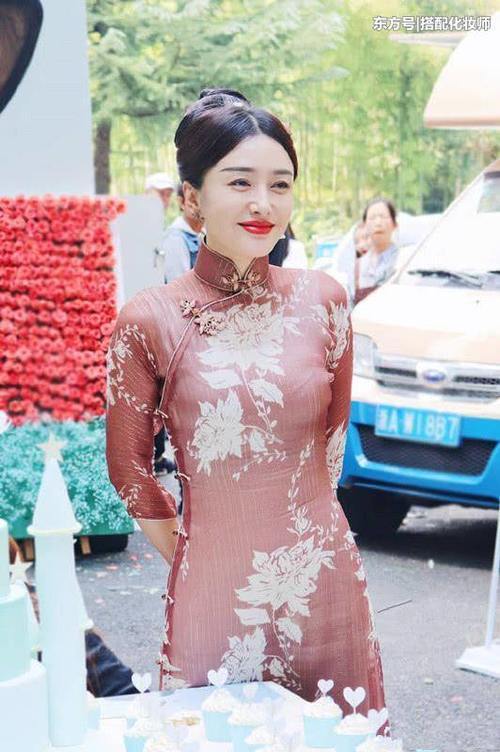 现实里的佘诗曼没有娘娘的气场，穿这衣服显老气，远不及秦岚！