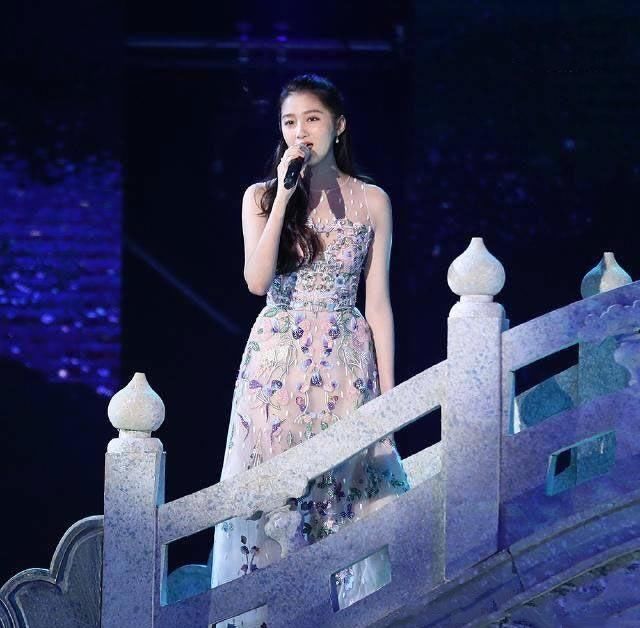 关晓彤裸色裙女人味爆棚,撞衫少妇杨幂,姜还是老的辣