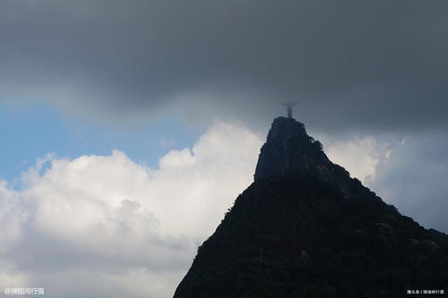 世界上最大的耶稣像，用1200吨石头雕成，屹立高山之巅