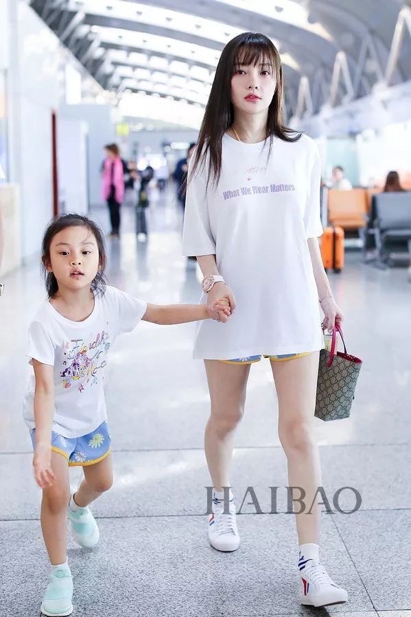 李小璐高调复出靠母女装扮嫩?刘雯一裤两穿太会搭…【海报街拍】