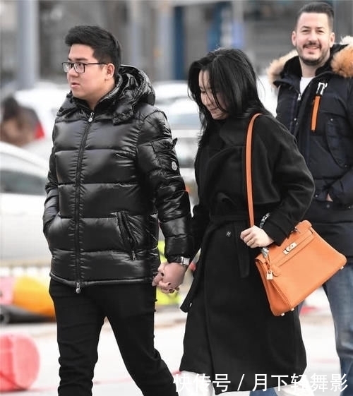 『出自己』冬季里穿着尖头细高跟单鞋,搭配九分长裤,这样不冻脚么?