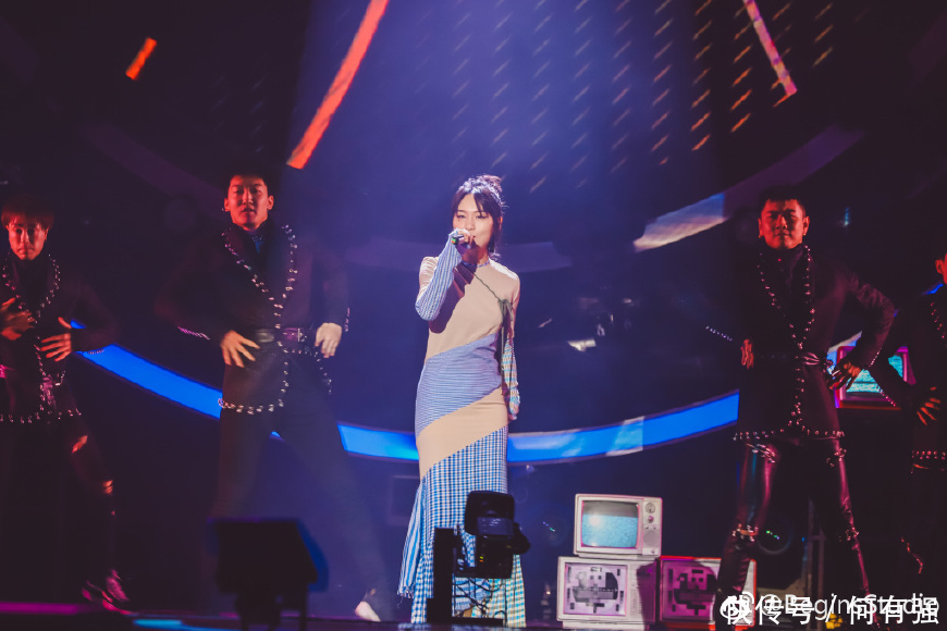 杨幂周笔畅同框,穿波点连衣裙的杨幂竟然输了,网友:真的尴尬了