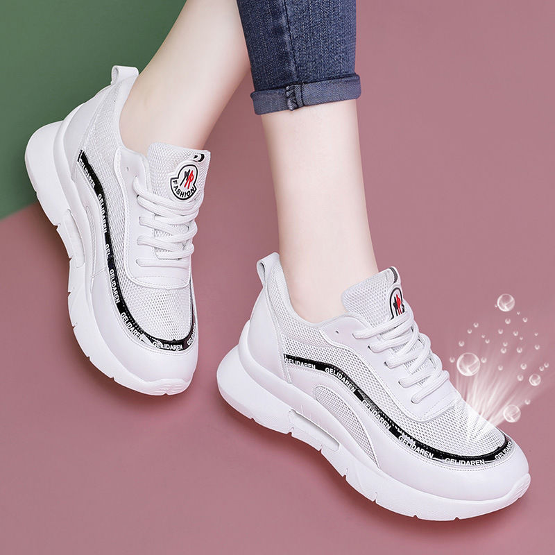 别再傻傻穿磨脚的高跟鞋了，女神都在穿运动鞋，舒适柔软逛街必备