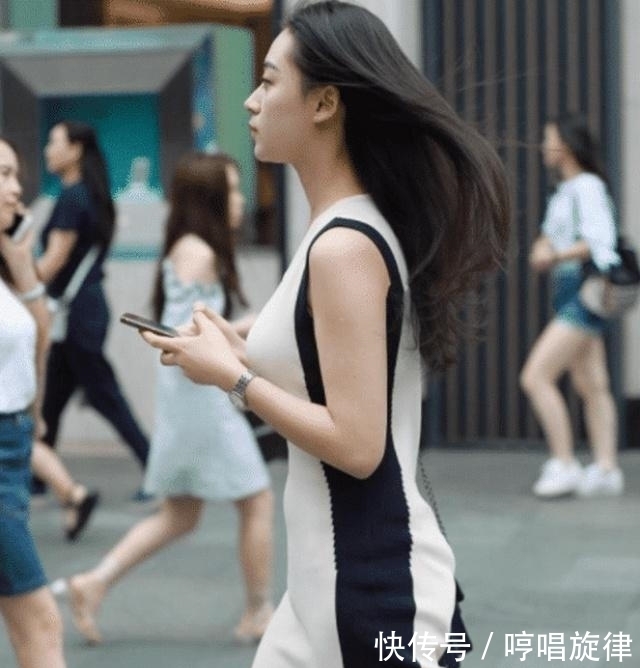  条连衣裙：街拍：一条简单的连衣裙，都能穿出属于自己的独特气质！