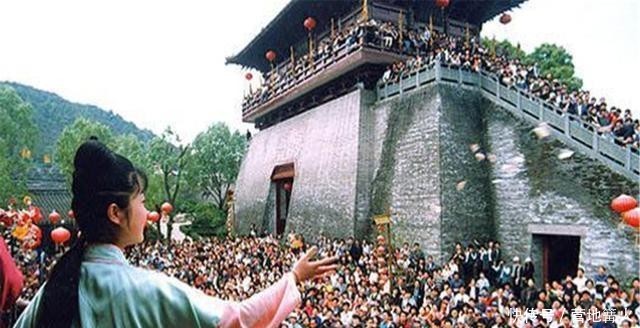 我国仿古最成功的人造景点，门票售价580，但游客仍络绎不绝