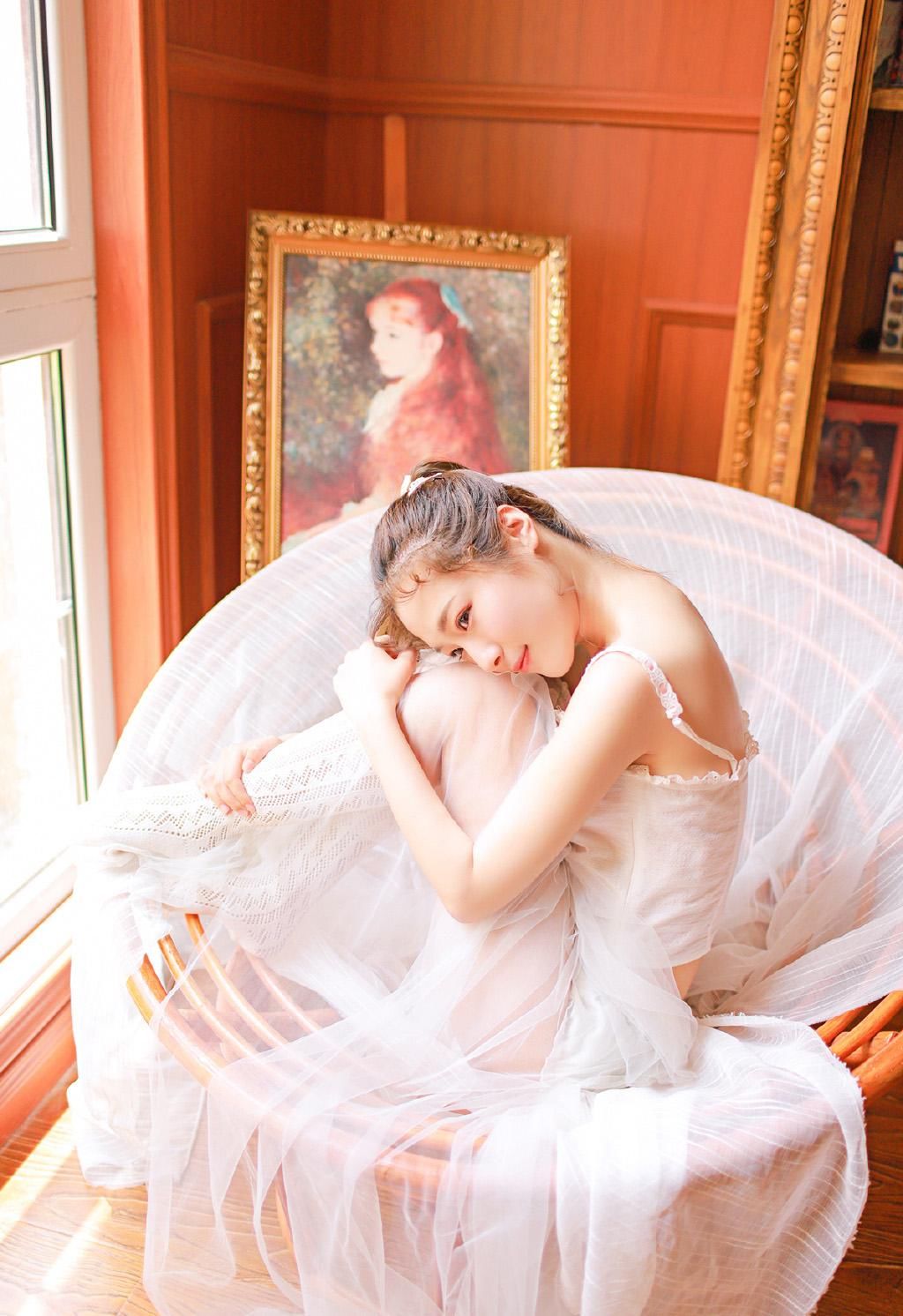 性感漂亮小姐姐吊带爆乳粉红诱惑图片