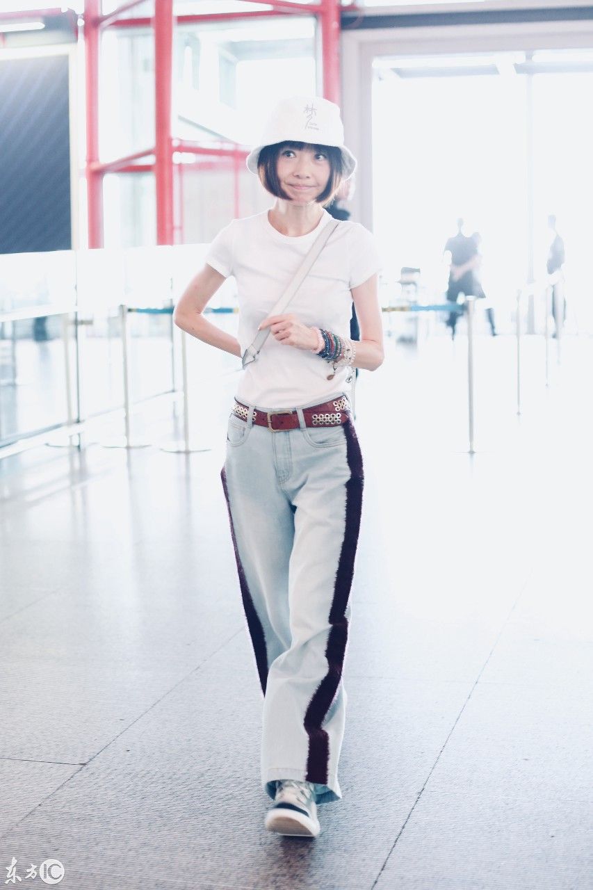 鲁豫现身北京,看侧颜以为发型回到过去,看到刘海我才放心