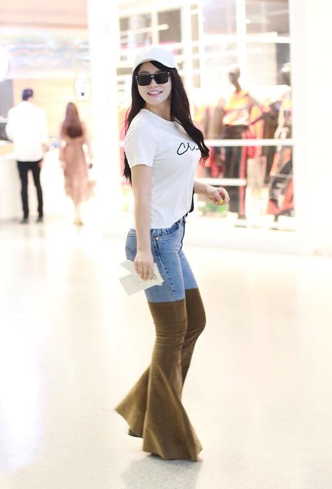 冉莹颖上围太抢镜!穿紧身牛仔裤显圆润