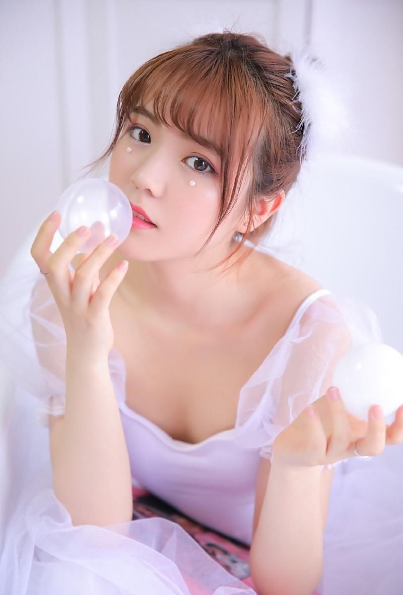 丸子头萝莉小美女穿蕾丝纱裙，肌肤白嫩长相清纯拍私房高清写真！