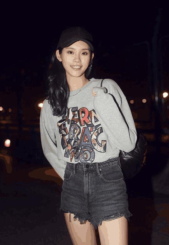 奚梦瑶摔倒后机场戴口罩, 滑肩穿衣秀长腿, 网友: 终于穿裤了!