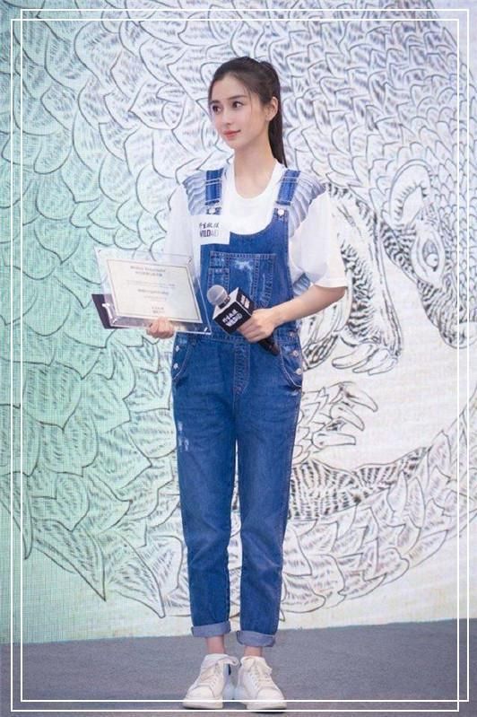 吴昕终于美回来了!只不过穿了一条背带裤,竟嫩过小6岁的杨颖?