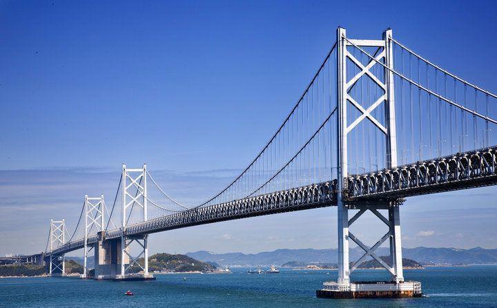 世界上最不缺水的地方,当地人用树建桥,十几年才能建成一座桥